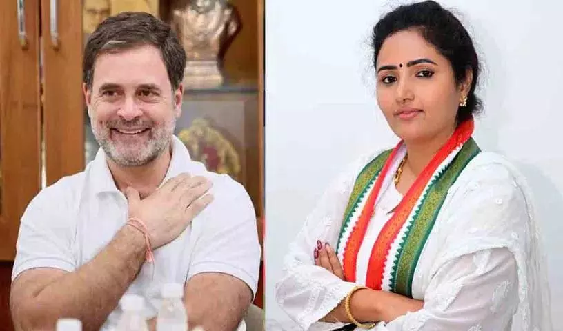 Boyalapalli Rekha ने राहुल गांधी को अगली पंक्ति की सीट देने से इनकार करने पर मोदी की आलोचना की Boyalapalli Rekha ने राहुल गांधी को अगली पंक्ति की सीट देने से इनकार करने पर मोदी की आलोचना की