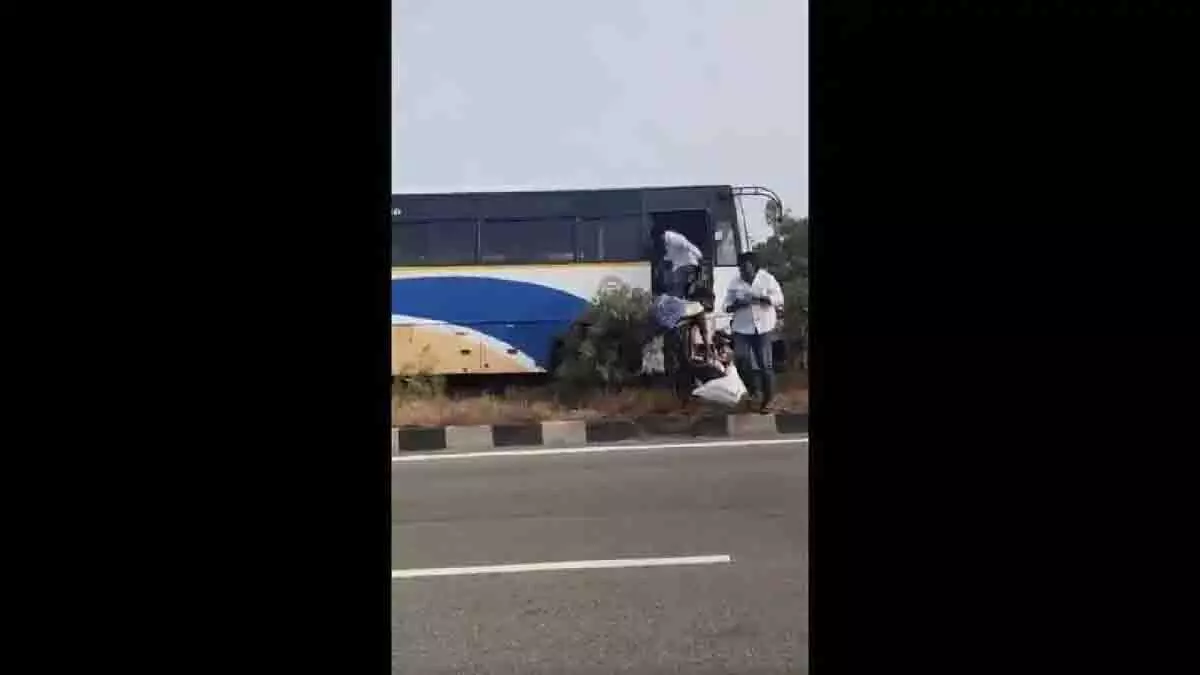 Telangana में हैदराबाद-विजयवाड़ा बस का एक्सीडेंट हो गया Telangana में हैदराबाद-विजयवाड़ा बस का एक्सीडेंट हो गया