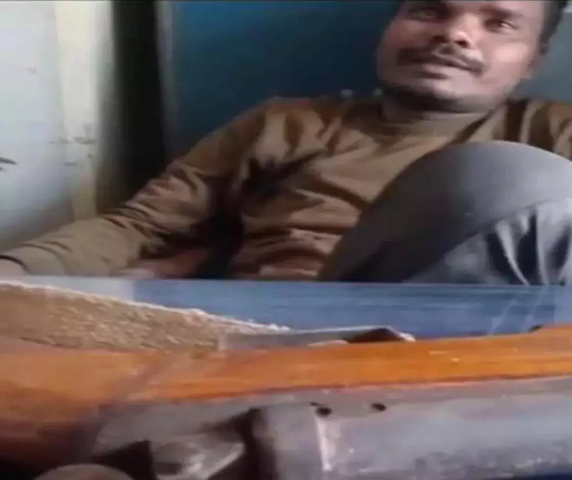 बंदूक लेकर स्कूल पहुंचने वाले प्रधान पाठक पर कड़ी कार्रवाई, तीन वेतनवृद्धि रोकी गई बंदूक लेकर स्कूल पहुंचने वाले प्रधान पाठक पर कड़ी कार्रवाई, तीन वेतनवृद्धि रोकी गई