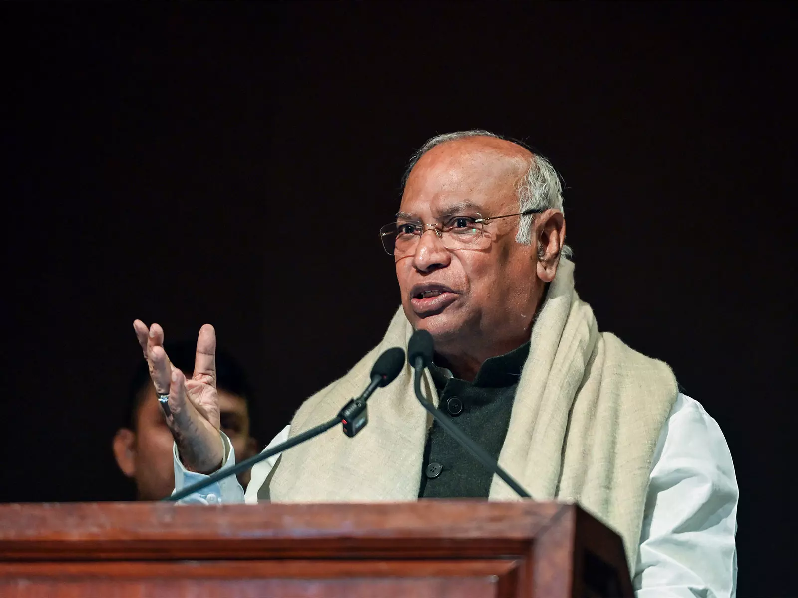 Kharge के खिलाफ शिकायत खारिज पर पुनर्विचार याचिका, नोटिस Kharge के खिलाफ शिकायत खारिज पर पुनर्विचार याचिका, नोटिस
