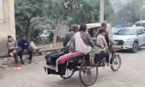 बेशर्म सरकारी सिस्टम! पति को पत्नी की लाश ठेले पर ले जाना पड़ा