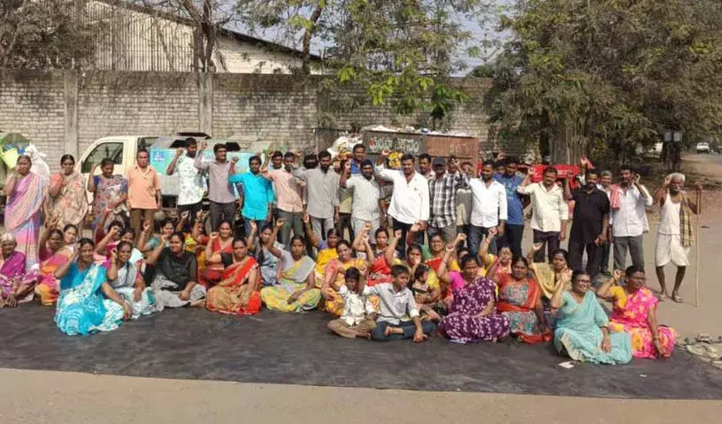 Kothagudem: येरगुंटा के निवासियों ने डंपिंग यार्ड के मुद्दे पर कचरा गाड़ियों को रोक दिया