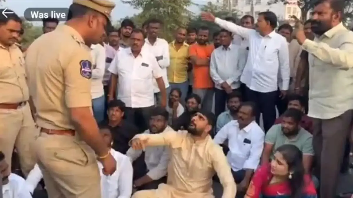 Medaram Jatara: बीआरएस विधायक पदी कौशिक रेड्डी की पुलिस से झड़प Medaram Jatara: बीआरएस विधायक पदी कौशिक रेड्डी की पुलिस से झड़प