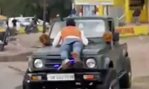 बाप रे! ई-रिक्शा चालक की जान से खिलवाड़, जीप चालक को पुलिस ने किया अरेस्ट बाप रे! ई-रिक्शा चालक की जान से खिलवाड़, जीप चालक को पुलिस ने किया अरेस्ट