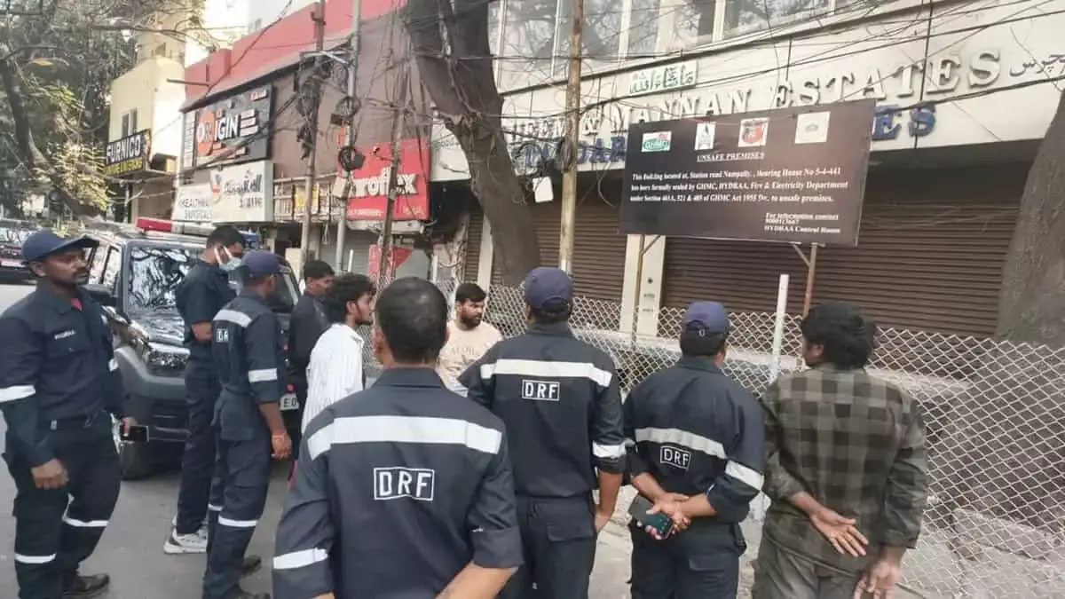 Hyderabad: हाइड्रा ने फायर सेफ्टी नियमों के उल्लंघन पर जुबली हिल्स में नीरस शोरूम को किया सील
