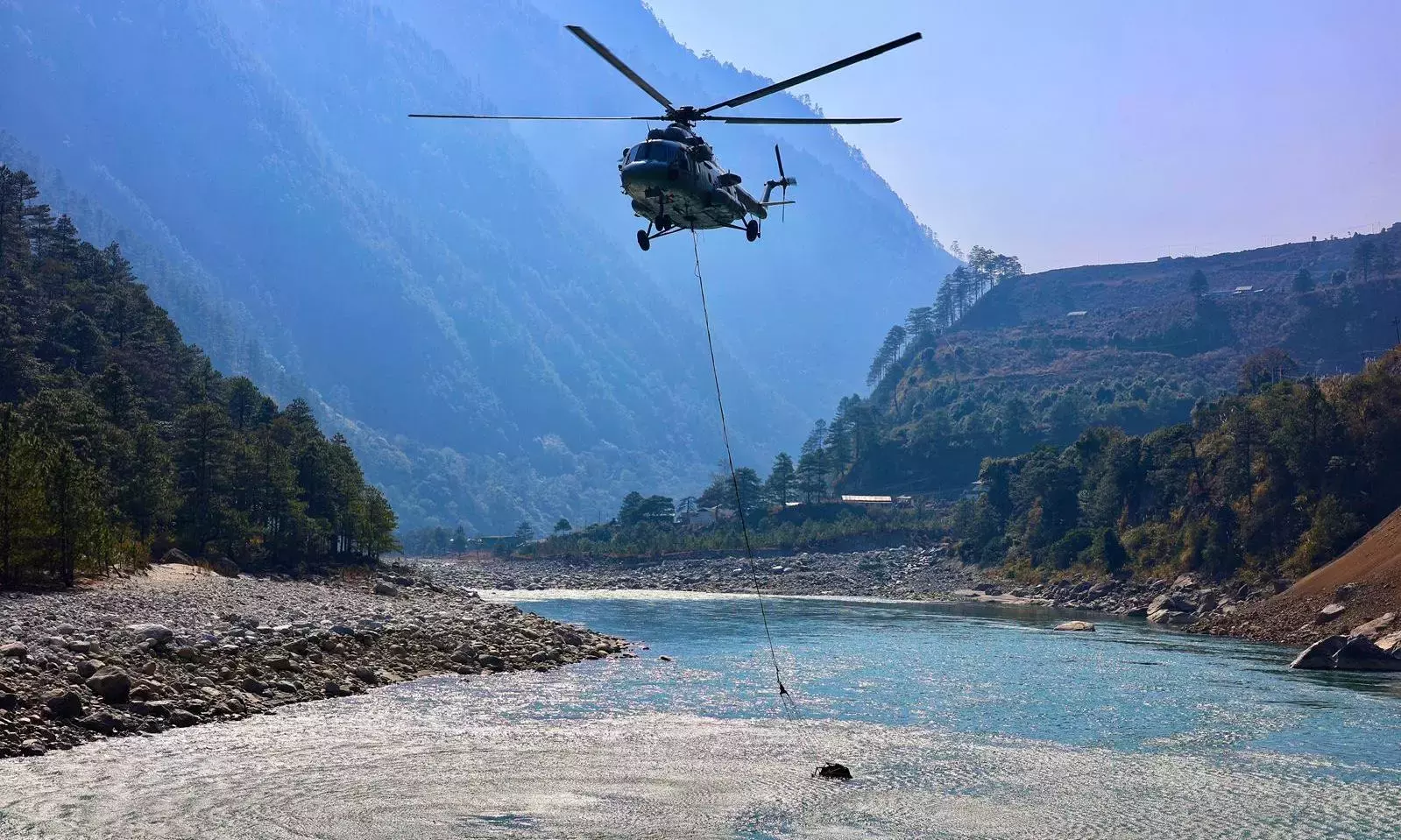 IAF ने अरुणाचल प्रदेश की लोहित घाटी में जंगल की आग बुझाने के लिए 12,000 लीटर पानी गिराया IAF ने अरुणाचल प्रदेश की लोहित घाटी में जंगल की आग बुझाने के लिए 12,000 लीटर पानी गिराया