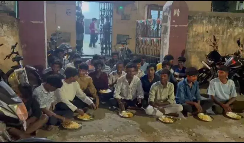 हुसैनाबाद के BC रेजिडेंशियल कॉलेज में छात्रों ने खराब खाने की क्वालिटी के खिलाफ प्रदर्शन किया हुसैनाबाद के BC रेजिडेंशियल कॉलेज में छात्रों ने खराब खाने की क्वालिटी के खिलाफ प्रदर्शन किया