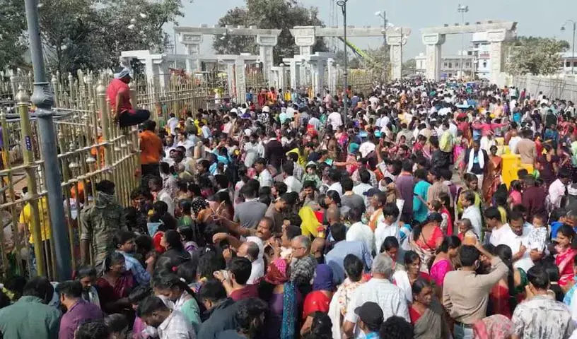 Warangal: मेदाराम में मंत्री के काफिले पर भक्तों के हमले से तनाव Warangal: मेदाराम में मंत्री के काफिले पर भक्तों के हमले से तनाव