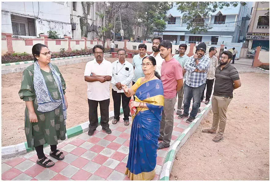 Andhra: अतिक्रमण रोकने के लिए पार्क की दीवारों पर बाड़ लगाएं: सिविक प्रमुख