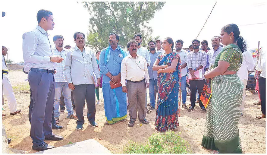 उगादी से पहले लाभार्थियों के लिए घर तैयार करें: Collector उगादी से पहले लाभार्थियों के लिए घर तैयार करें: Collector