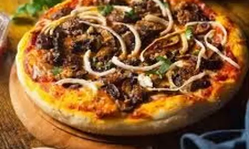 Paneer Mushroom Pizza: घर पर बनाएं टेस्टी पनीर मशरूम पिज्जा Paneer Mushroom Pizza: घर पर बनाएं टेस्टी पनीर मशरूम पिज्जा