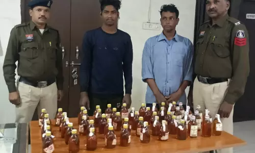 आमानाका देवार पारा में शराब बेचते दो गिरफ्तार