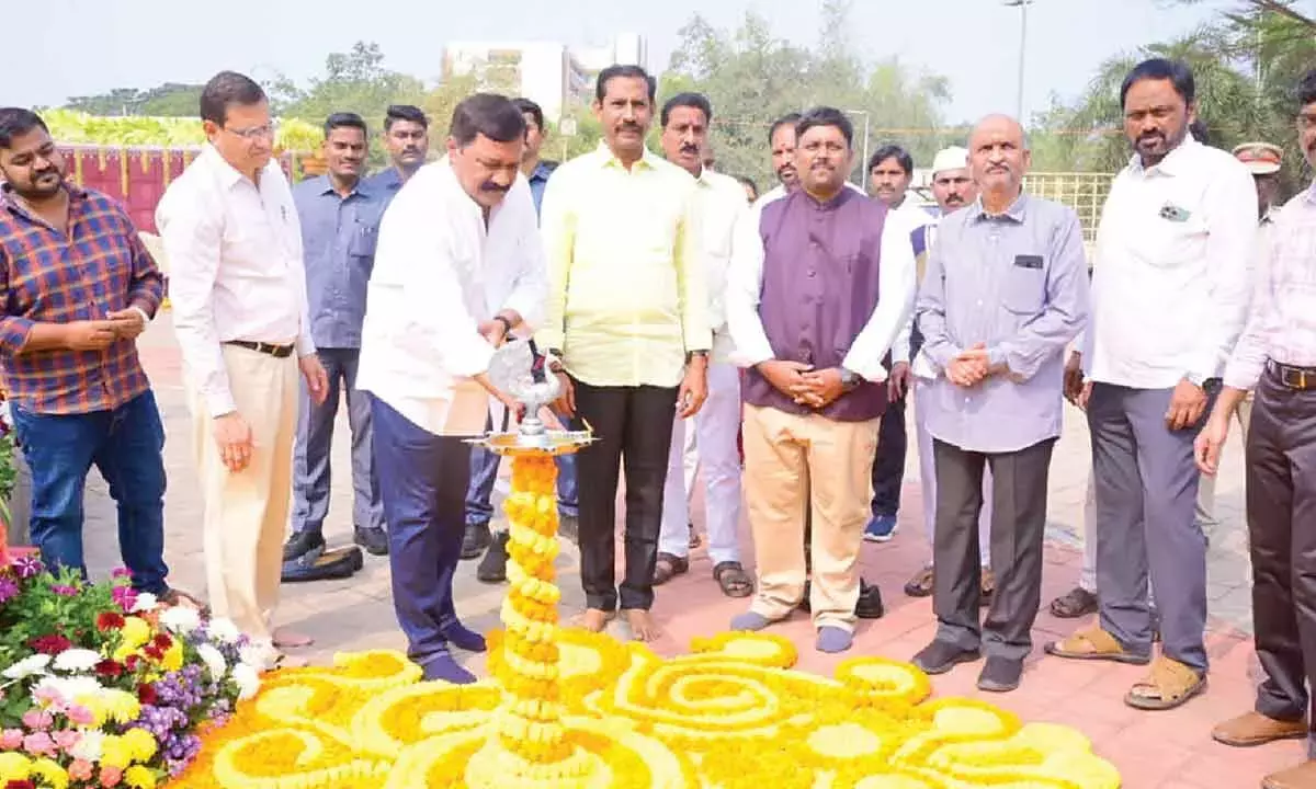 Andhra: सेंट्रल पार्क में फूलों की प्रदर्शनी का उद्घाटन किया गया Andhra: सेंट्रल पार्क में फूलों की प्रदर्शनी का उद्घाटन किया गया