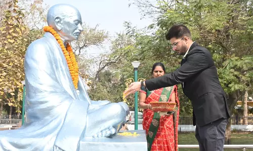 शहीदों की स्मृति में मौन धारण कर दी गई श्रद्धांजलि शहीदों की स्मृति में मौन धारण कर दी गई श्रद्धांजलि