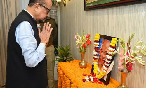 राज्यपाल डेका ने राष्ट्रपिता महात्मा गांधी को श्रद्धांजलि दी राज्यपाल डेका ने राष्ट्रपिता महात्मा गांधी को श्रद्धांजलि दी