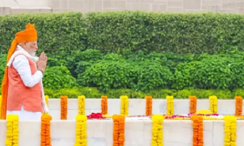 Mahatma Gandhi को पीएम मोदी की श्रद्धांजलि, आदर्शों को किया याद Mahatma Gandhi को पीएम मोदी की श्रद्धांजलि, आदर्शों को किया याद