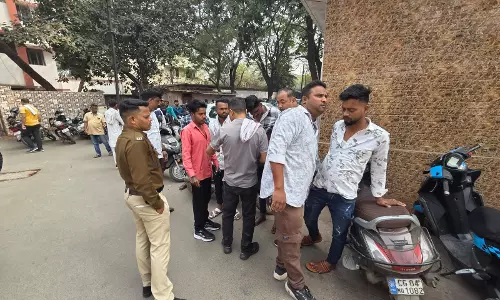 रायपुर कोर्ट परिसर में तगड़ी चेकिंग, संदिग्धों से की गई पूछताछ रायपुर कोर्ट परिसर में तगड़ी चेकिंग, संदिग्धों से की गई पूछताछ