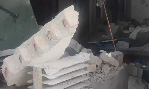 Panipat: ट्रांसफार्मर में ब्लास्ट से गिरी दीवार, 11 लोग झुलसे Panipat: ट्रांसफार्मर में ब्लास्ट से गिरी दीवार, 11 लोग झुलसे