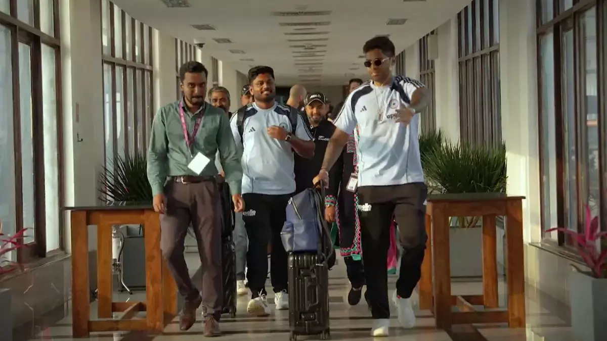 एयरपोर्ट पर टीम इंडिया का मज़ेदार पल, सूर्या ने संजू के लिए रास्ता किया साफ़