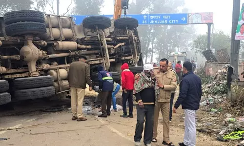 Jhajjar में ट्रक के नीचे दबकर किशोर साइकिल सवार की मौत Jhajjar में ट्रक के नीचे दबकर किशोर साइकिल सवार की मौत