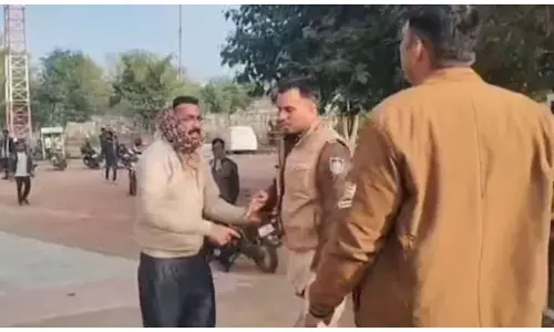 विधायक के भाई और पुलिसकर्मियों के बीच हुई तीखी बहस, वीडियो सोशल मीडिया पर तेजी से वायरल हो रहा विधायक के भाई और पुलिसकर्मियों के बीच हुई तीखी बहस, वीडियो सोशल मीडिया पर तेजी से वायरल हो रहा