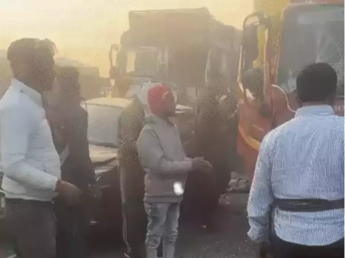 Jaipur: भीलवाड़ा में घना कोहरा और भीषण हादसा, 3 की मौत Jaipur: भीलवाड़ा में घना कोहरा और भीषण हादसा, 3 की मौत