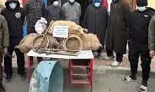 Sopore में पुलिस ने चोरी का मामला सुलझाया; 2 आरोपी गिरफ्तार Sopore में पुलिस ने चोरी का मामला सुलझाया; 2 आरोपी गिरफ्तार
