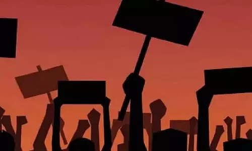 State मानवाधिकार आयोग कार्यालय के बाहर आत्मदाह विरोध प्रदर्शन के बाद व्यक्ति की मौत हो गई State मानवाधिकार आयोग कार्यालय के बाहर आत्मदाह विरोध प्रदर्शन के बाद व्यक्ति की मौत हो गई
