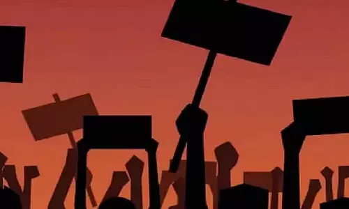 वेतन संशोधन की मांग को लेकर Chennai में ग्रामीण सफाई कर्मचारियों ने विरोध प्रदर्शन किया वेतन संशोधन की मांग को लेकर Chennai में ग्रामीण सफाई कर्मचारियों ने विरोध प्रदर्शन किया