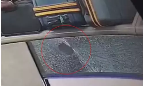 वंदे भारत एक्सप्रेस ट्रेन को फिर बनाया गया निशाना, मचा हड़कंप वंदे भारत एक्सप्रेस ट्रेन को फिर बनाया गया निशाना, मचा हड़कंप