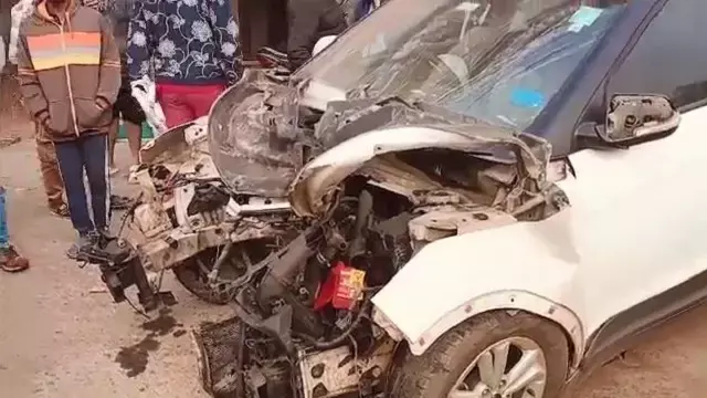 Sambalpur में कार 10 से ज़्यादा बाइकों से टकरा गई, ड्राइवर बाल-बाल बचा