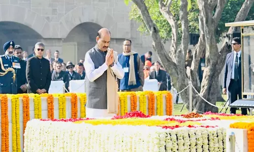 Om Birla ने राजघाट पर महात्मा गांधी की 78वीं पुण्यतिथि पर उन्हें श्रद्धांजलि अर्पित की Om Birla ने राजघाट पर महात्मा गांधी की 78वीं पुण्यतिथि पर उन्हें श्रद्धांजलि अर्पित की
