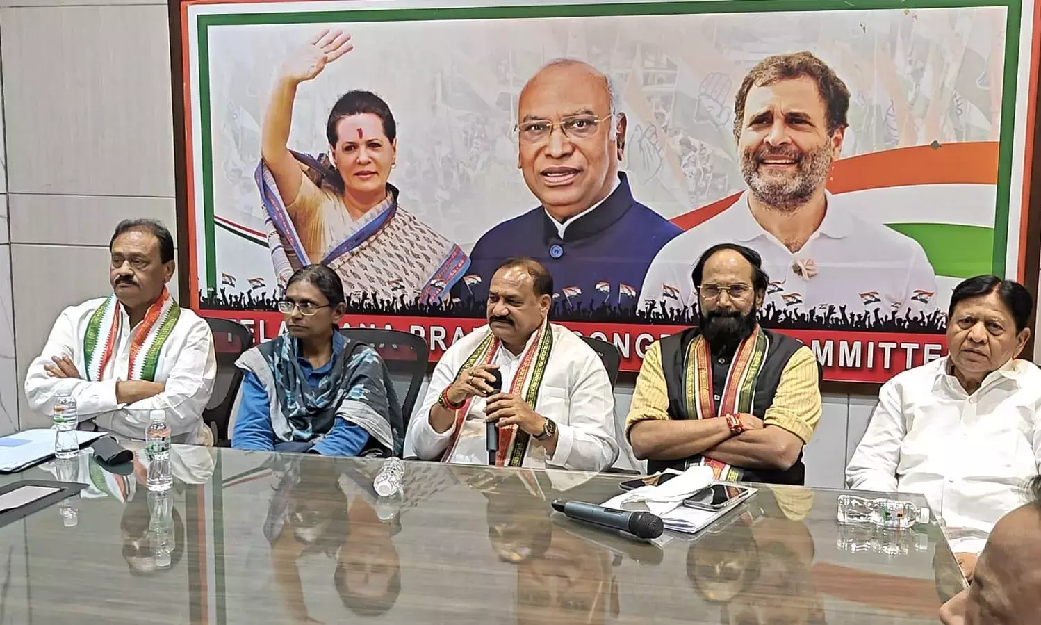 Congress ने नगर निगम चुनावों पर गोपनीय बैठकें कीं