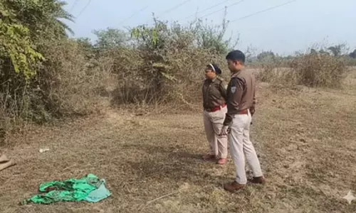 झाड़ियों में मिला महिला का शव, पत्थर से कुचलकर हत्या की आशंका झाड़ियों में मिला महिला का शव, पत्थर से कुचलकर हत्या की आशंका