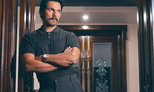 मुंबई में ईथा की शूटिंग के दौरान Randeep Hooda ने मूंछों वाले अवतार में डेब्यू किया मुंबई में ईथा की शूटिंग के दौरान Randeep Hooda ने मूंछों वाले अवतार में डेब्यू किया