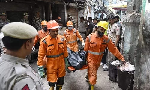 Delhi: प्रीत विहार में इमारत ढह गई, दमकलकर्मी मौके पर मौजूद