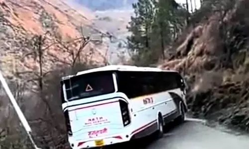 बड़ी दुर्घटना टली, टूरिस्ट बस स्किड होकर Manikaran road के किनारे रुक गई