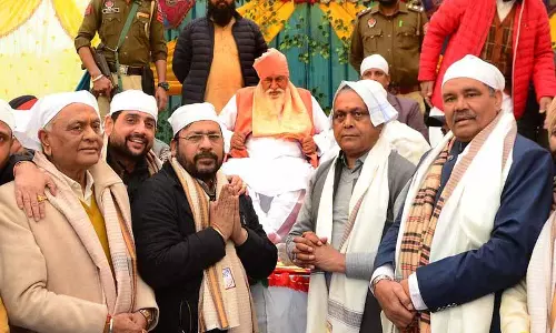 Varanasi के लिए स्पेशल ट्रेन रवाना होने पर रेलवे स्टेशन पर श्रद्धालुओं का सैलाब उमड़ पड़ा