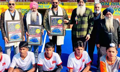 Ludhiana: अंतर्राष्ट्रीय हॉकी खिलाड़ी ने जरखर अकादमी का दौरा किया Ludhiana: अंतर्राष्ट्रीय हॉकी खिलाड़ी ने जरखर अकादमी का दौरा किया