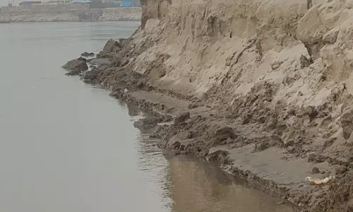 Farrukhabad: पांचाल घाट पर गंगा का तेज कटान Farrukhabad: पांचाल घाट पर गंगा का तेज कटान