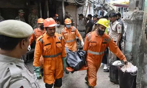 Delhi: प्रीत विहार में इमारत गिरी, फायर ब्रिगेड मौके पर मौजूद