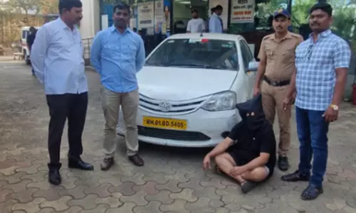 Mumbai में विदेशी महिला के साथ धोखाधड़ी, टैक्सी ड्राइवर गिरफ्तार Mumbai में विदेशी महिला के साथ धोखाधड़ी, टैक्सी ड्राइवर गिरफ्तार