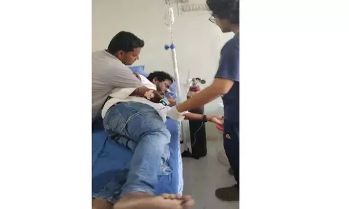 Ticket न मिलने पर कांग्रेस कार्यकर्ता ने आत्महत्या की कोशिश की Ticket न मिलने पर कांग्रेस कार्यकर्ता ने आत्महत्या की कोशिश की