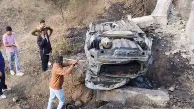 Rajkot: पुल हादसा में कार में लगी आग, 3 जिंदा जले Rajkot: पुल हादसा में कार में लगी आग, 3 जिंदा जले