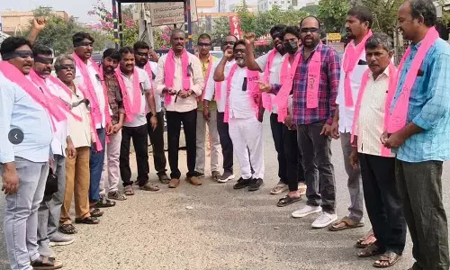 BRS लक्ष्मीदेवीपल्ली के नेताओं ने केसीआर को एसआईटी नोटिस के खिलाफ विरोध प्रदर्शन किया