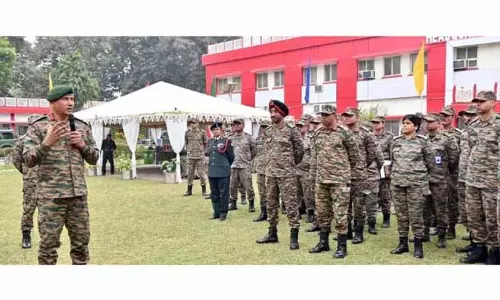 JAMMU: उत्तरी सेना कमांडर ने रेड ईगल डिवीजन की ऑपरेशनल तैयारियों की समीक्षा की
