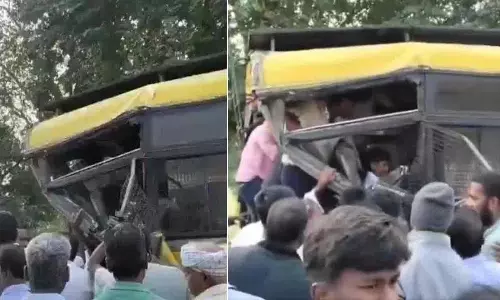 Chittoor में लॉरी की स्कूल बस से टक्कर में 16 छात्र घायल Chittoor में लॉरी की स्कूल बस से टक्कर में 16 छात्र घायल