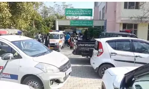 Civil Hospital में पार्किंग अव्यवस्था को लेकर एम्बुलेंस ड्राइवरों ने विरोध प्रदर्शन किया Civil Hospital में पार्किंग अव्यवस्था को लेकर एम्बुलेंस ड्राइवरों ने विरोध प्रदर्शन किया