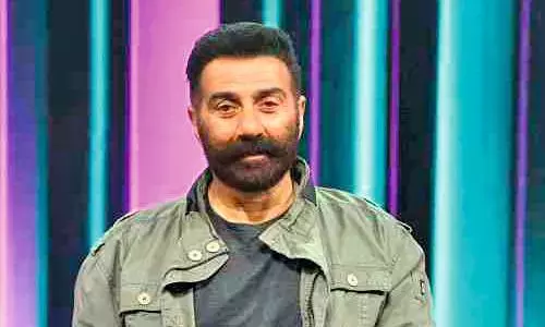 Border 2 की सफलता के बीच सनी देओल ने अपने पिता धर्मेंद्र के स्टाइल में फैंस को मैसेज भेजा Border 2 की सफलता के बीच सनी देओल ने अपने पिता धर्मेंद्र के स्टाइल में फैंस को मैसेज भेजा