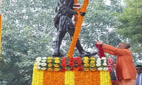 Lucknow: पुण्यतिथि पर सीएम का बापू को homage